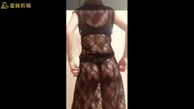 新疆FQ单女可私，黑丝人妻还给温柔的涂抹润滑液