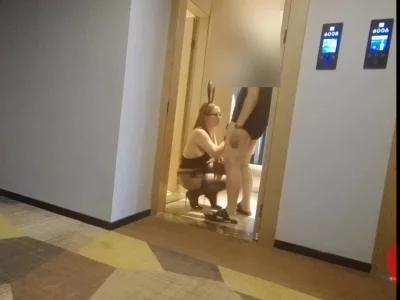 开着酒店门和黑丝高跟熟女进行口交、后入