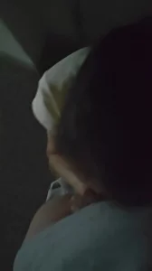 无敌刺激！她老公就在楼下上班，她就在楼梯口给我吃屌