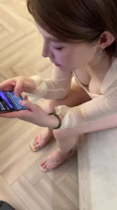 和我偷情的时候跟老公报备下