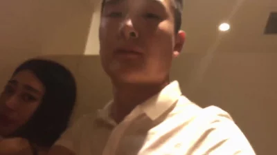 骚女，线下约会居然是真空，毛茸茸的大鲍鱼太好看了，直接在快餐店卫生间