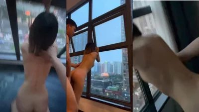 非常开放的一对小情侣，在落地窗前做爱，好刺激