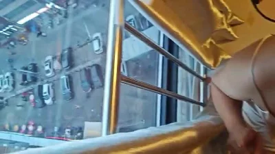 到母狗家拉开窗帘吃鸡巴