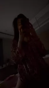 原创大长腿辣妈美少妇坐在我身上  处理公司事务